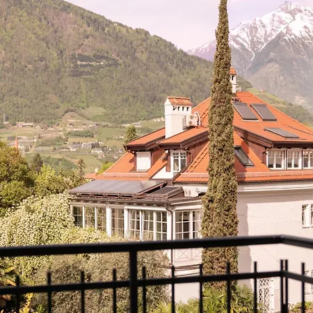Laurus Hotel 3*